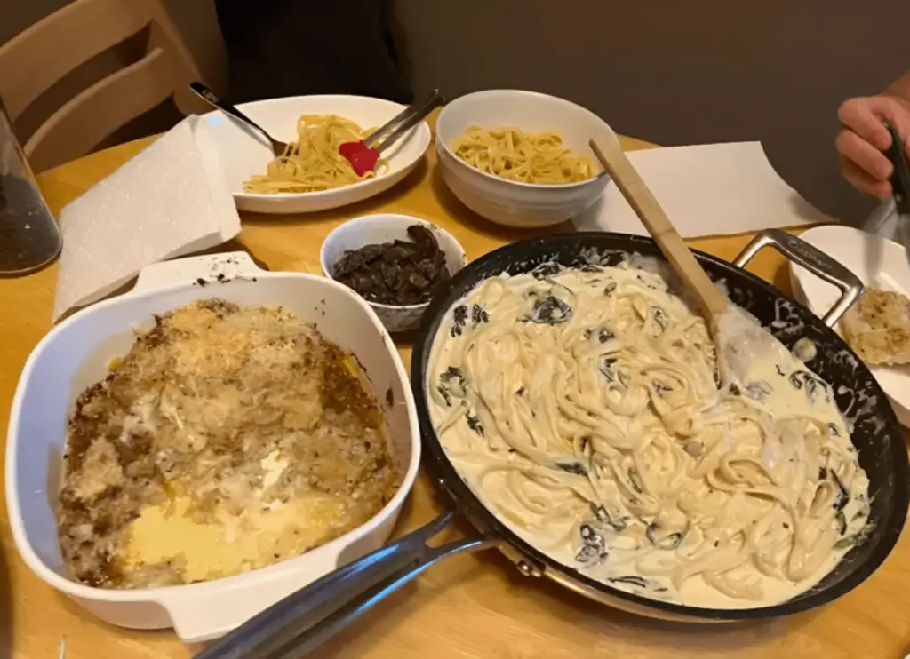 Fettuccine Alfredo: Alfreado sauce with spaghetti