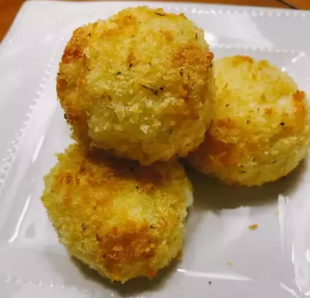 Delicious rice balls filled with pepperoni and cheese, served with marinara sauce.